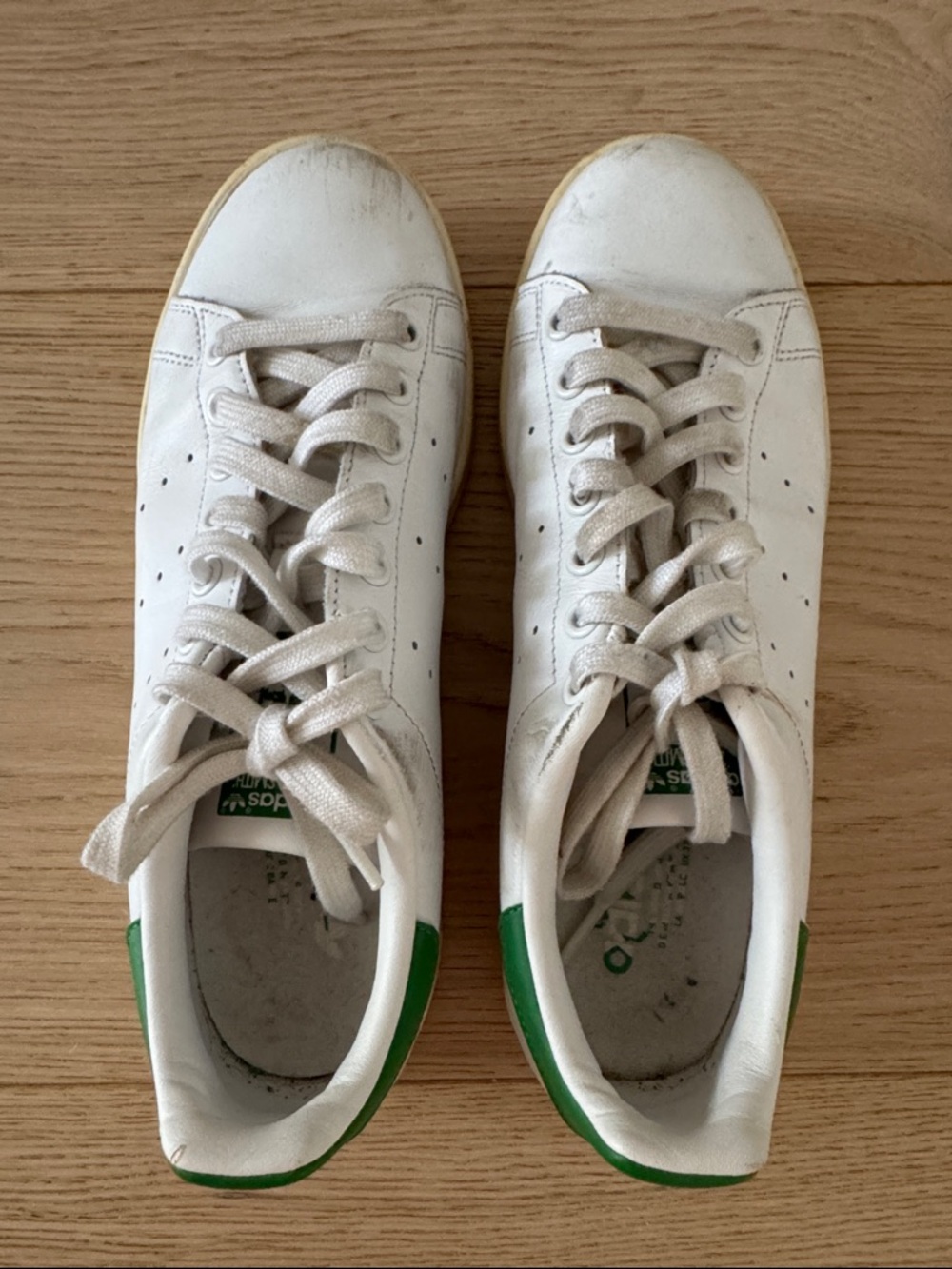 ADIDAS! STAN SMITH! Women’s White Sneakers with Green Heel Tab. Classic! Size 9